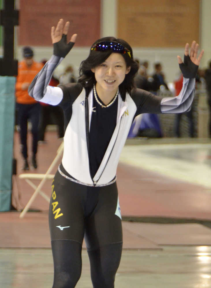 女子１０００メートルで日本記録を更新し、歓声に応える高木美