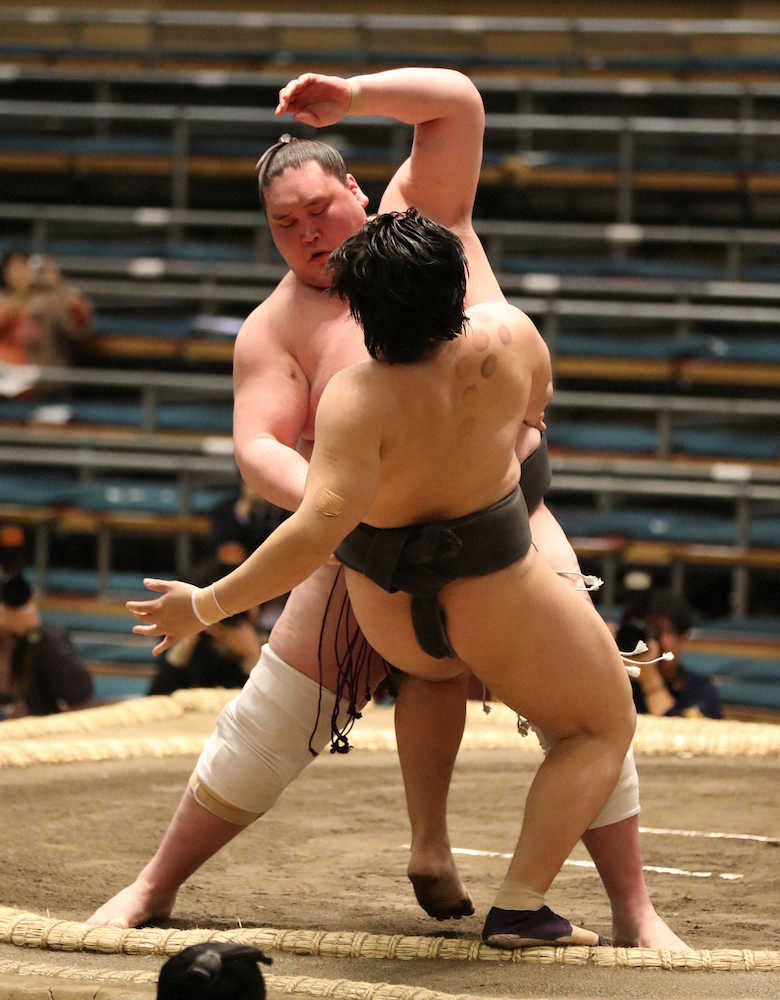 照ノ富士6連勝　膝のケガを考え“方向転換”「危なくないようにいった」