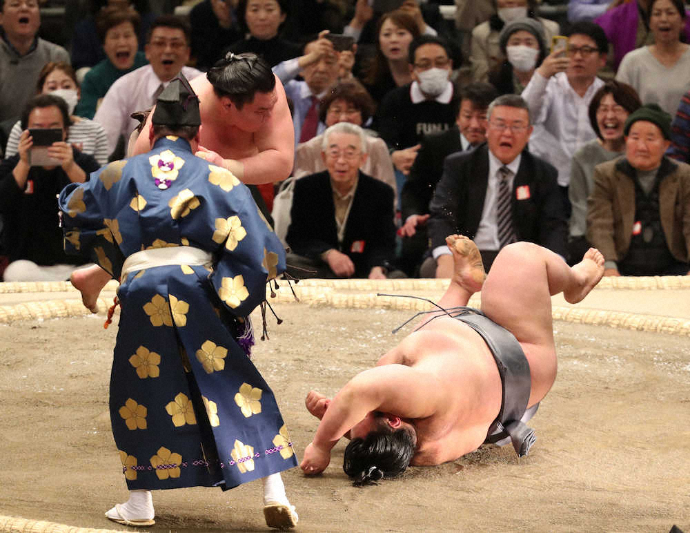 白鵬が貴景勝下し優勝に前進　八角理事長「元気な人に勝つとよしと思う」