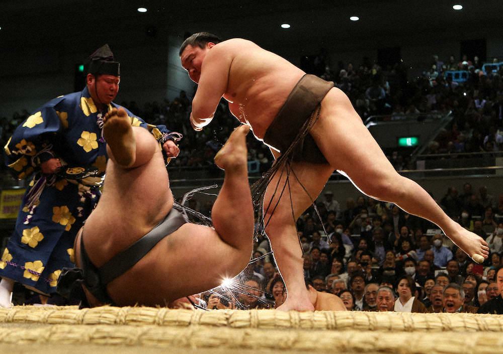 白鵬　綱の貫禄、全勝キープ　大関獲り貴景勝を「邪魔」