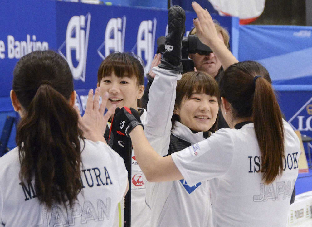 世界女子カーリング第8日　準決勝進出を決め、喜ぶ北沢（中央左）、中嶋（同右）ら中部電力の選手