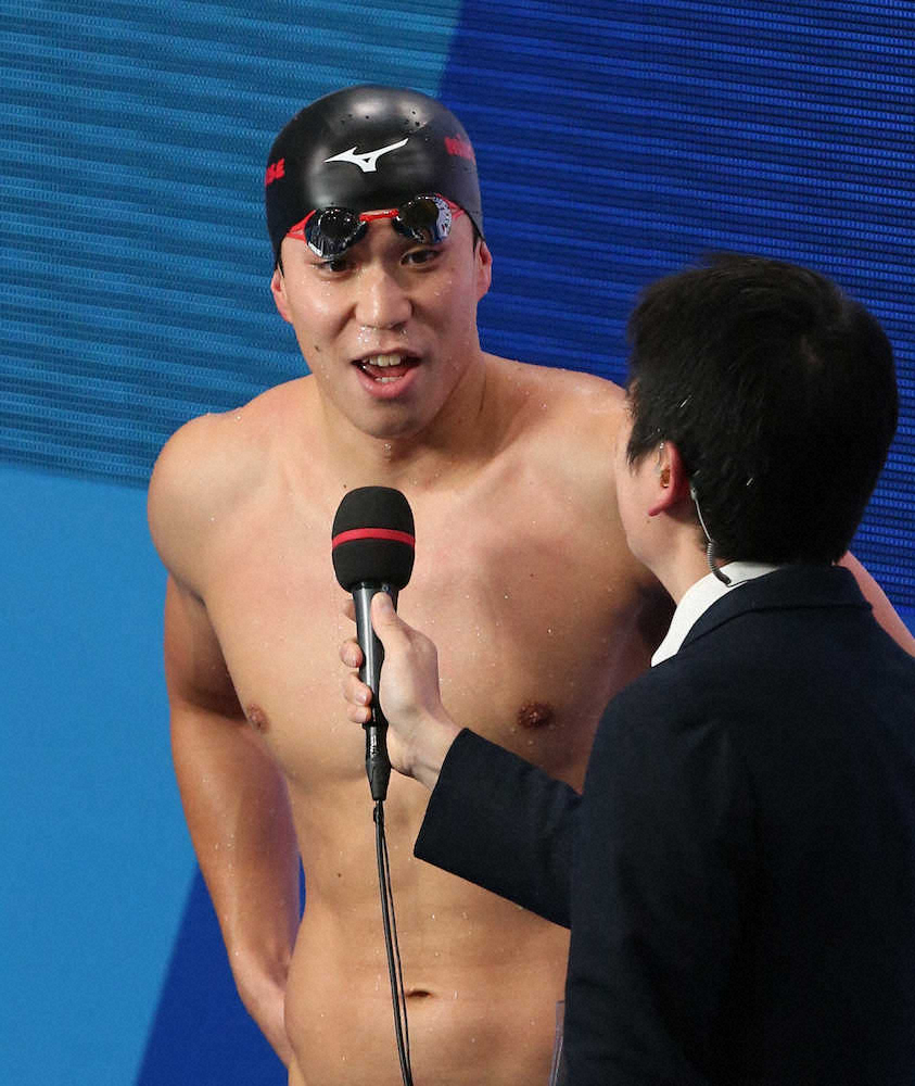 ＜水泳日本選手権第2日　男子100メートル平泳ぎ決勝＞泳ぎ終えた小関はインタビューで笑顔（撮影・西海健太郎）