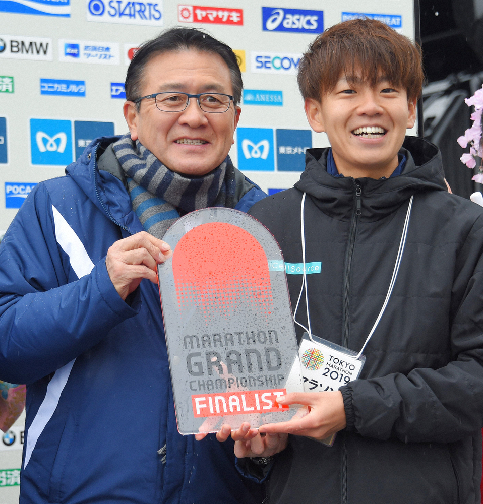 東京マラソンでＭＧＣ出場権を獲得し、日本陸連の瀬古利彦・マラソン強化戦略プロジェクトリーダー（左）から盾を贈られた神野大地