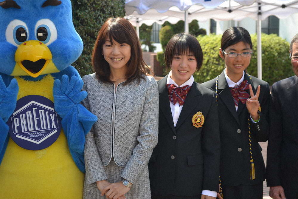 大阪学院大の入学式に出席した高橋尚子さん（右から3人目）