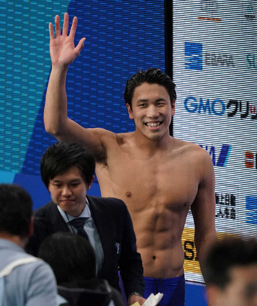 競泳日本選手権第3日　男子200メートル自由形決勝、優勝した松元はスタンドの声援に応える（撮影・小海途　良幹）