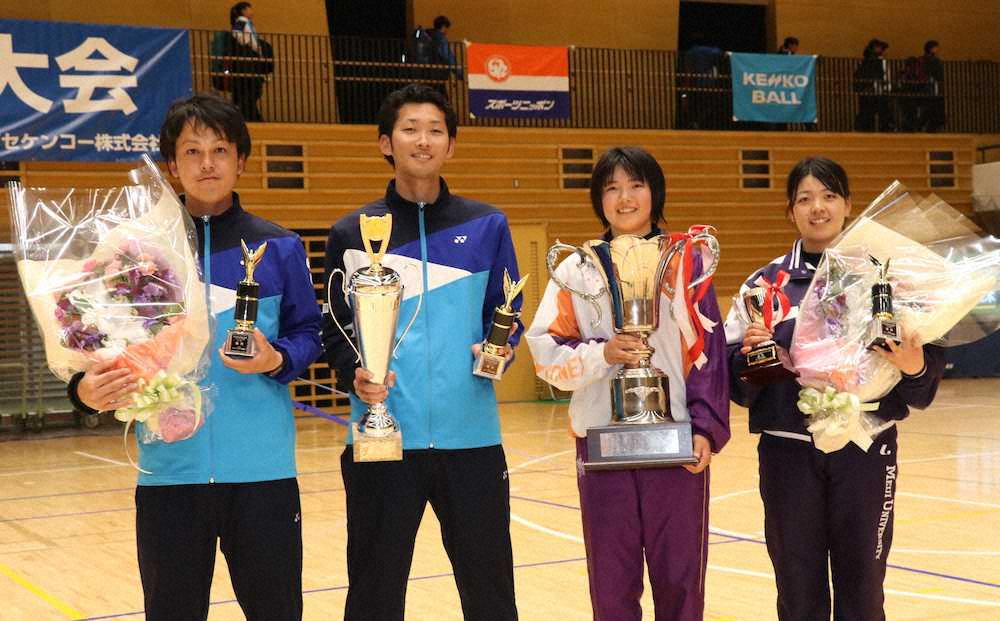 （左から）男子ダブルス優勝の柴田章平・林田和樹組と、女子ダブルス優勝の林田リコ・宮下こころ組
