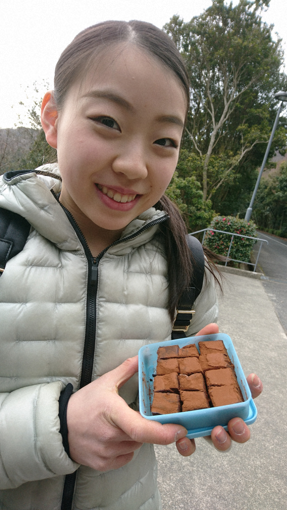 2月、バレンタインの手作りチョコを手にする紀平