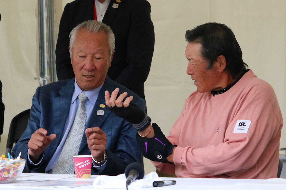 プロアマ戦スタート前にJGTO青木功会長（左）とゴルフ談議を交わすプロ50年目の尾崎将司（右）