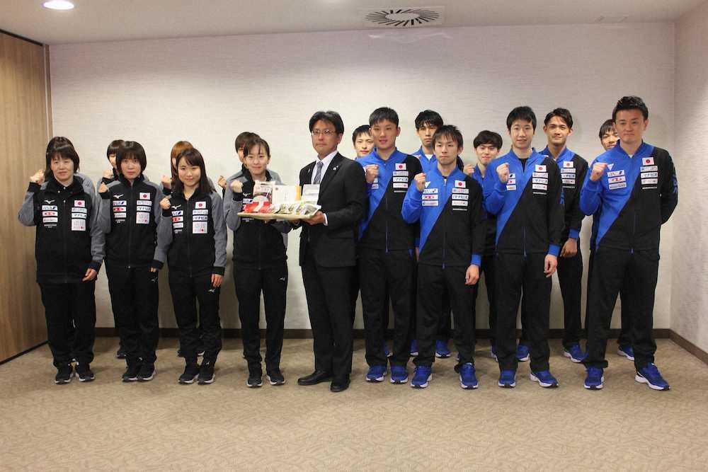 全農の沢登幸徳次長（中央）から差し入れを受け取る日本代表の選手たち
