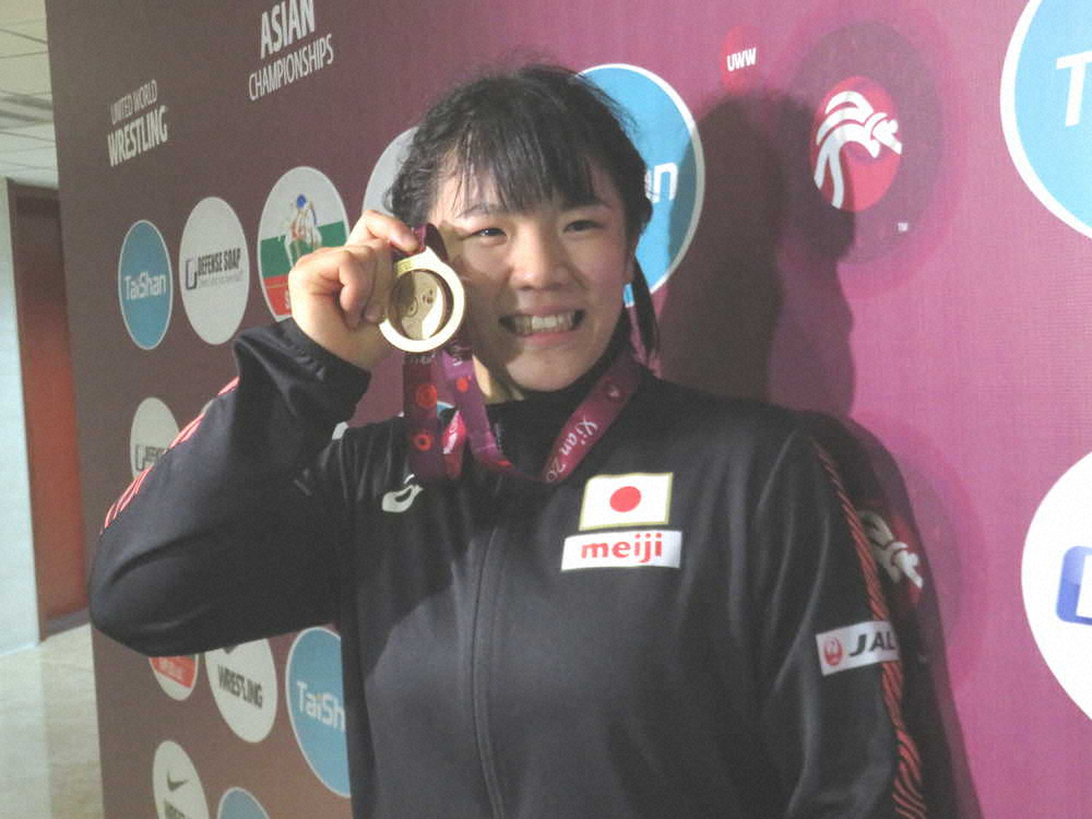 女子72キロ級優勝の鏡は金メダルを掲げて笑顔（撮影・中出健太郎）