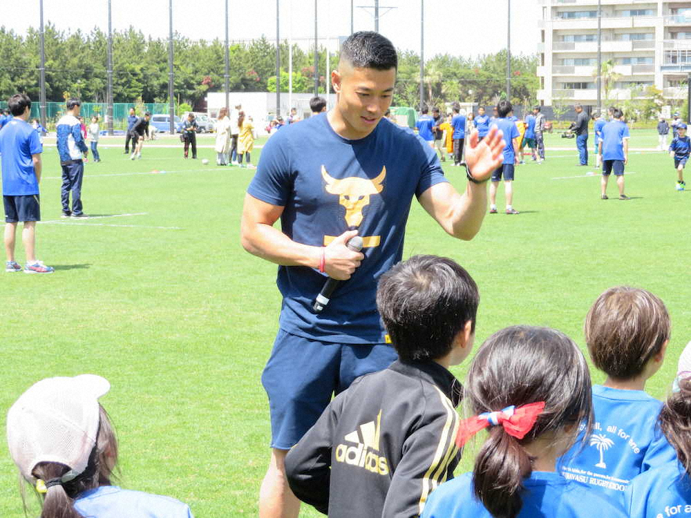 ラグビークリニックで子どもたちを指導する山田章仁