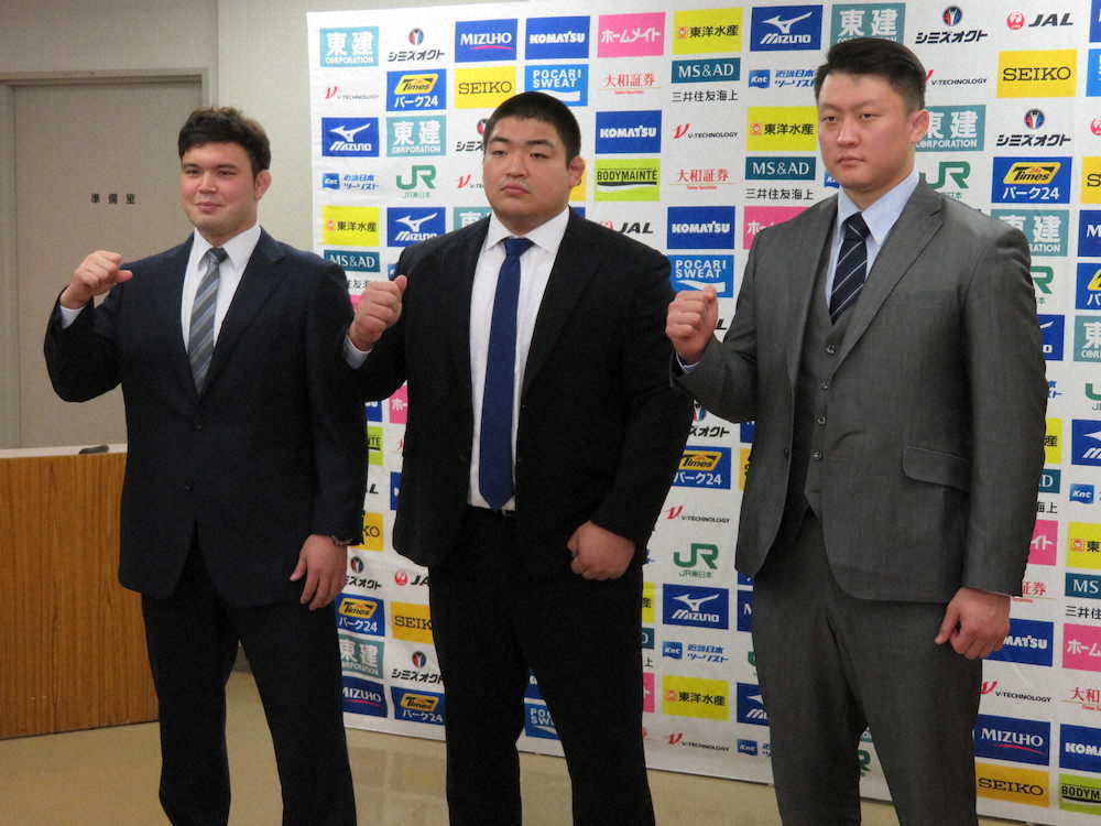 平成最後となる柔道の全日本選手権の前日会見に臨んだ（右から）原沢、王子谷、ウルフ・アロン