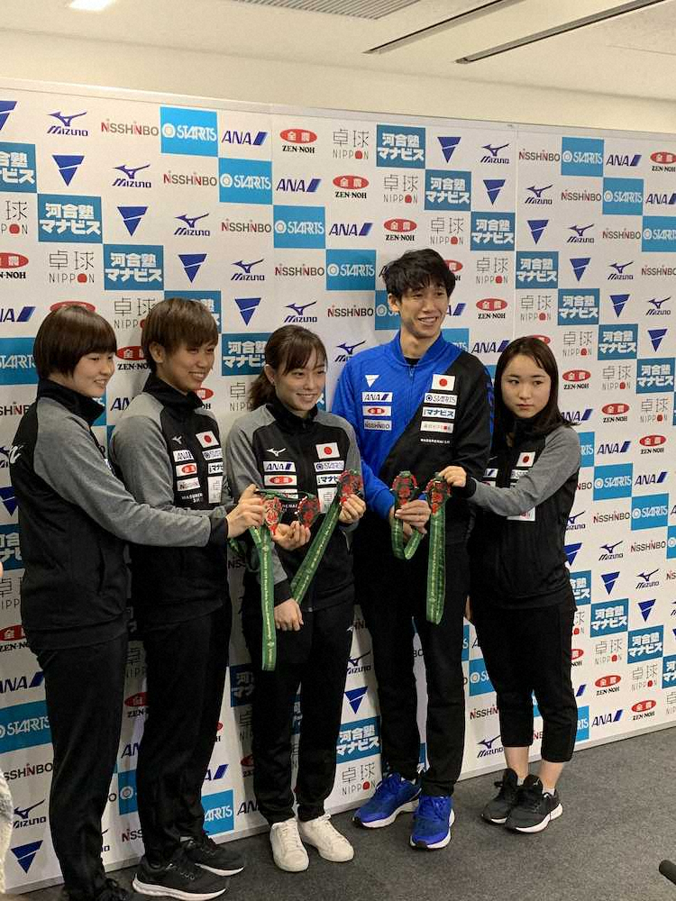 メダルを手に記念撮影する（左から）橋本、佐藤、石川、吉村、伊藤