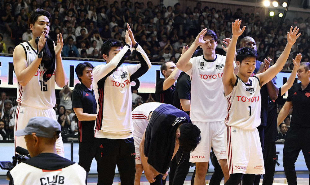 Bリーグチャンピオンシップ決勝進出を決め、観客の声援に応えるA東京の選手たち