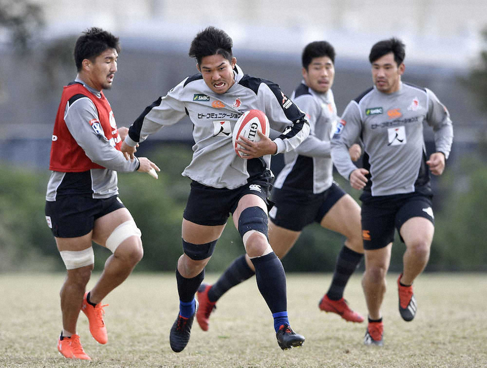 強化試合に向けて調整する（左から）布巻、姫野、松田、中村
