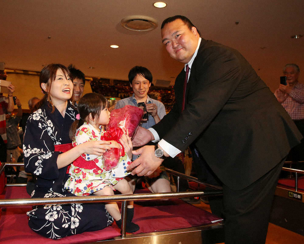 #sumodayキャンペーン当選者に花束を手渡す荒磯親方（撮影・西尾　大助）
