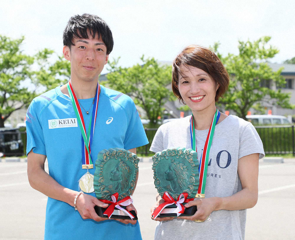 男女マラソン優勝者の清水（左）と下田（撮影・会津　智海）