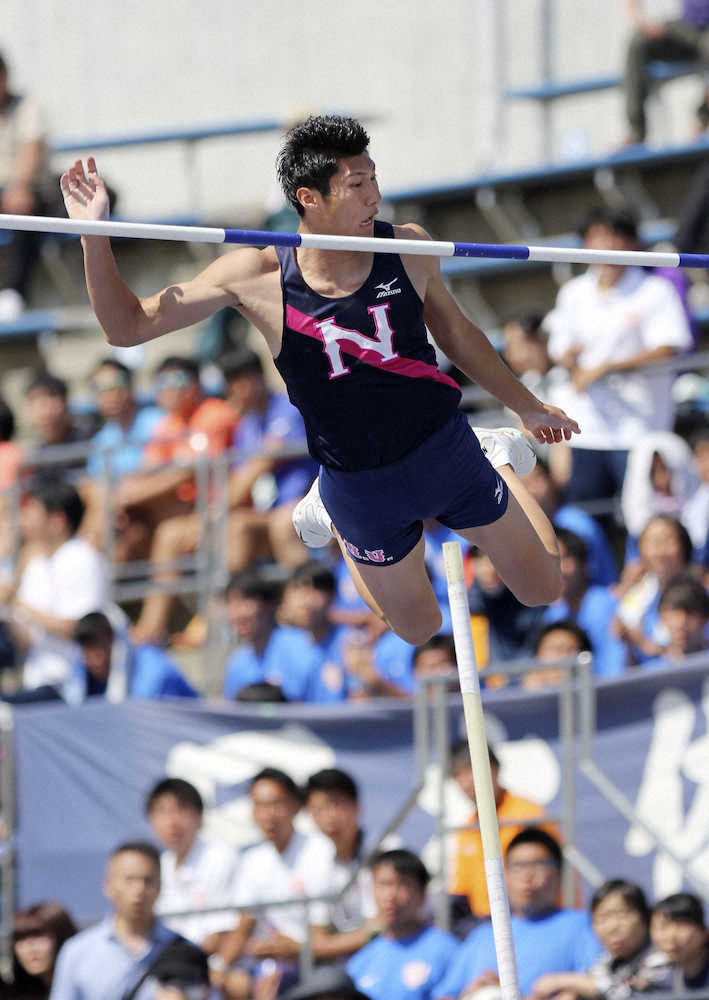 関東学生対校選手権の男子棒高跳びで、大会新記録となる5メートル61をクリアし優勝した日大の江島雅紀