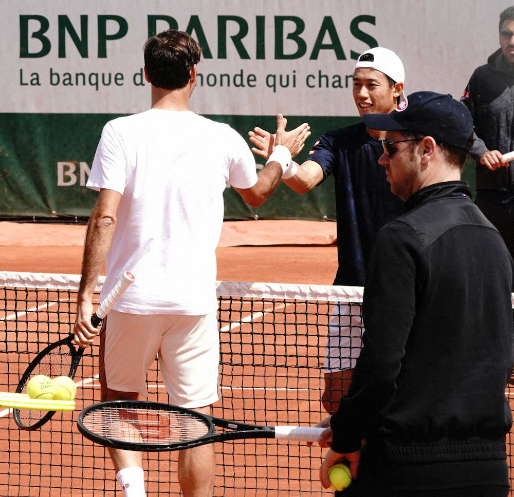 ＜全仏オープンテニス第3日＞フェデラー（左）と握手をする錦織圭（同2人目）＝撮影・小海途　良幹