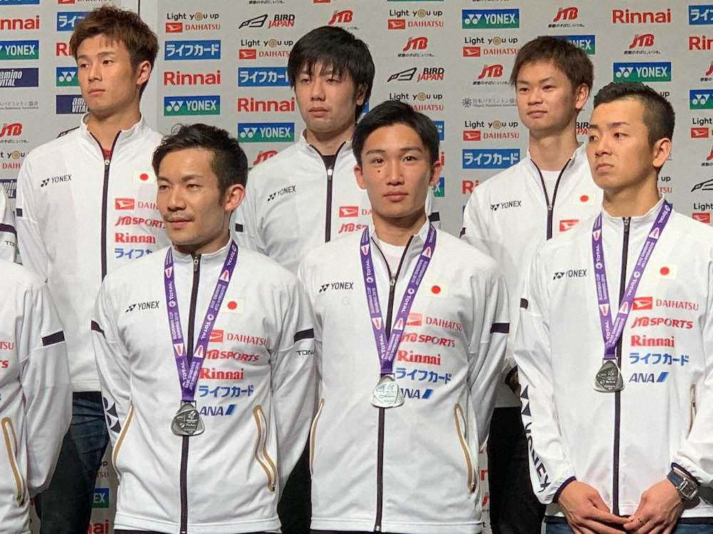 スディルマン杯を終えて帰国した桃田賢斗（前列中央）ら日本代表の選手たち