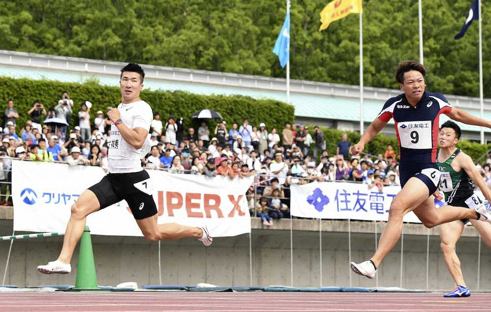 男子100メートル決勝　10秒05で優勝した桐生祥秀（左）