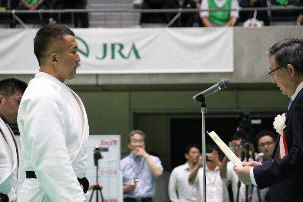 全日本実業団体対抗大会で優勝し、表彰状を授与される鈴木桂治氏（左）