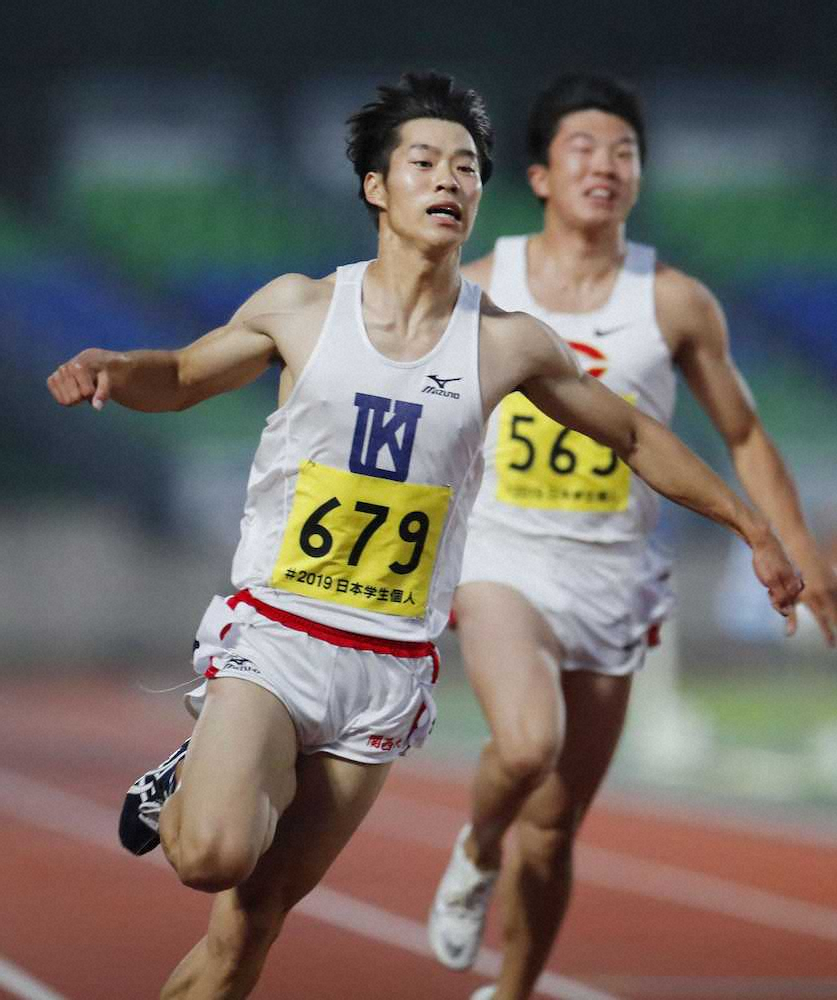 男子100メートル決勝で10秒27で優勝した坂井隆一郎（手前）