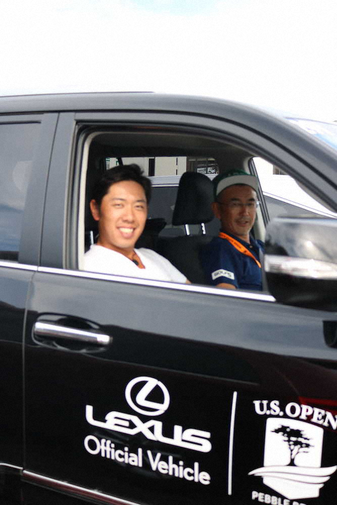 大会オフィシャルカーのレクサスで会場を後にする堀川未来夢（左）と大溝雅教キャディー