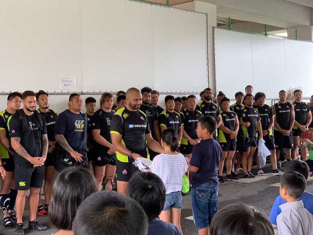 ラグビー日本代表に強力援軍　地元小学校から横断幕＆歌のプレゼント