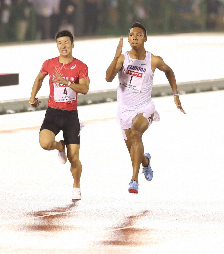 男子100メートル決勝、優勝したサニブラウン（左は桐生）（撮影・岡田　丈靖）
