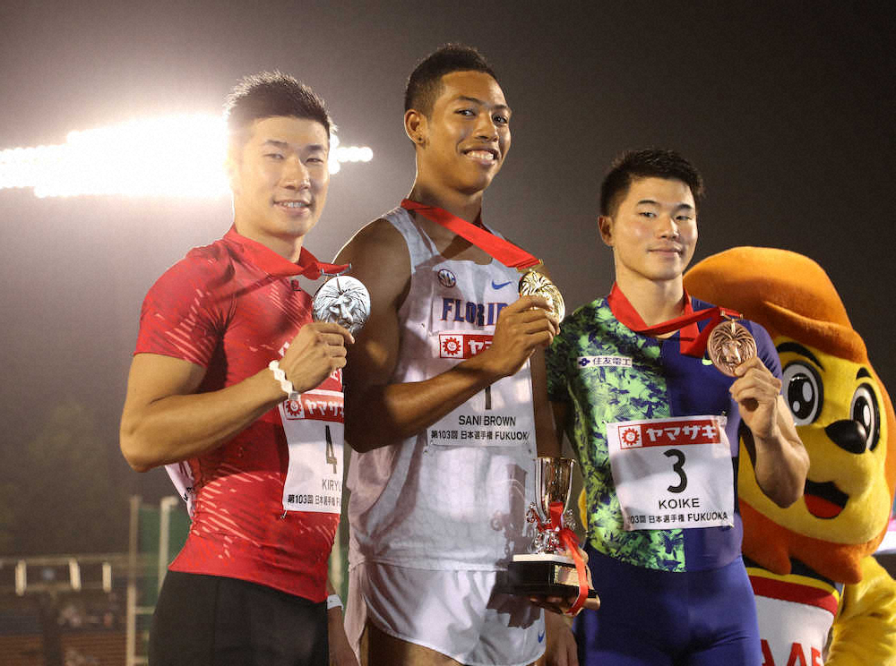 男子100メートル決勝、表彰台で笑顔を見せる（左から）桐生、サニブラウン、小池（撮影・会津　智海）