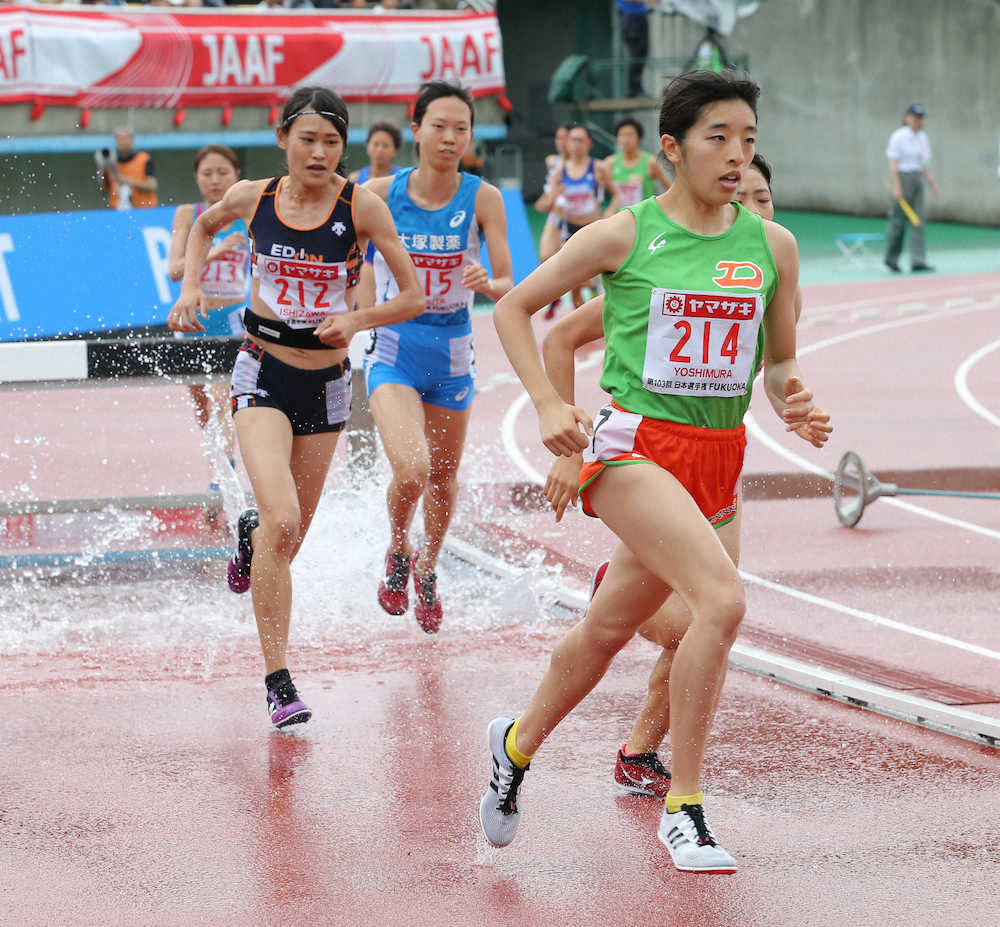女子3000メートル障害決勝、優勝した吉村玲美（右）撮影・岡田　丈靖）