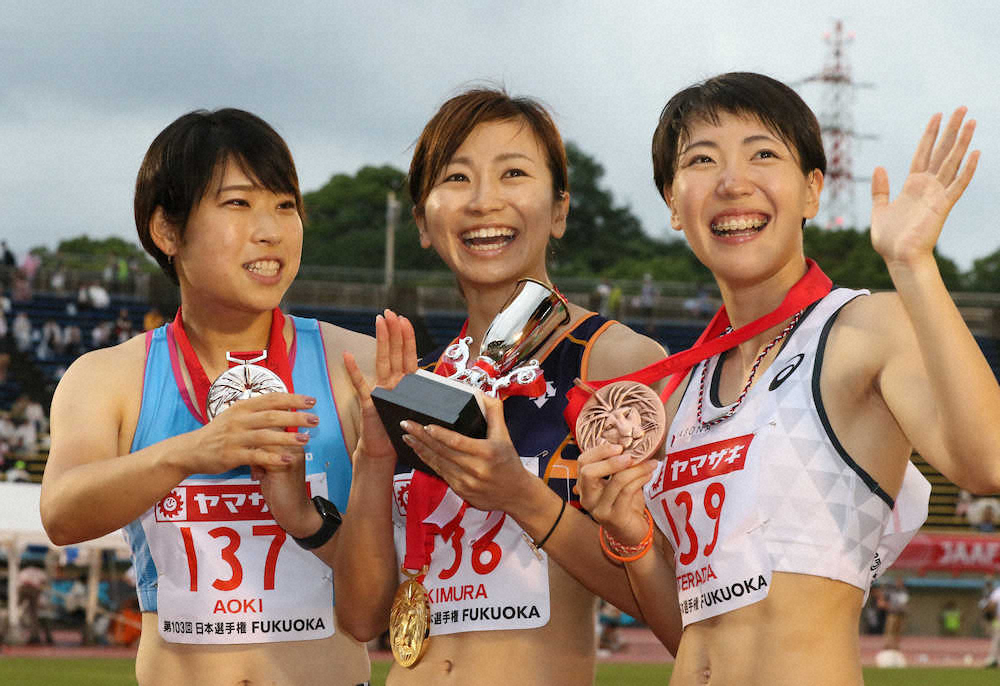 100メートルハードル、表彰台で笑顔を見せる（左から）青木、木村、寺田（撮影・会津　智海）