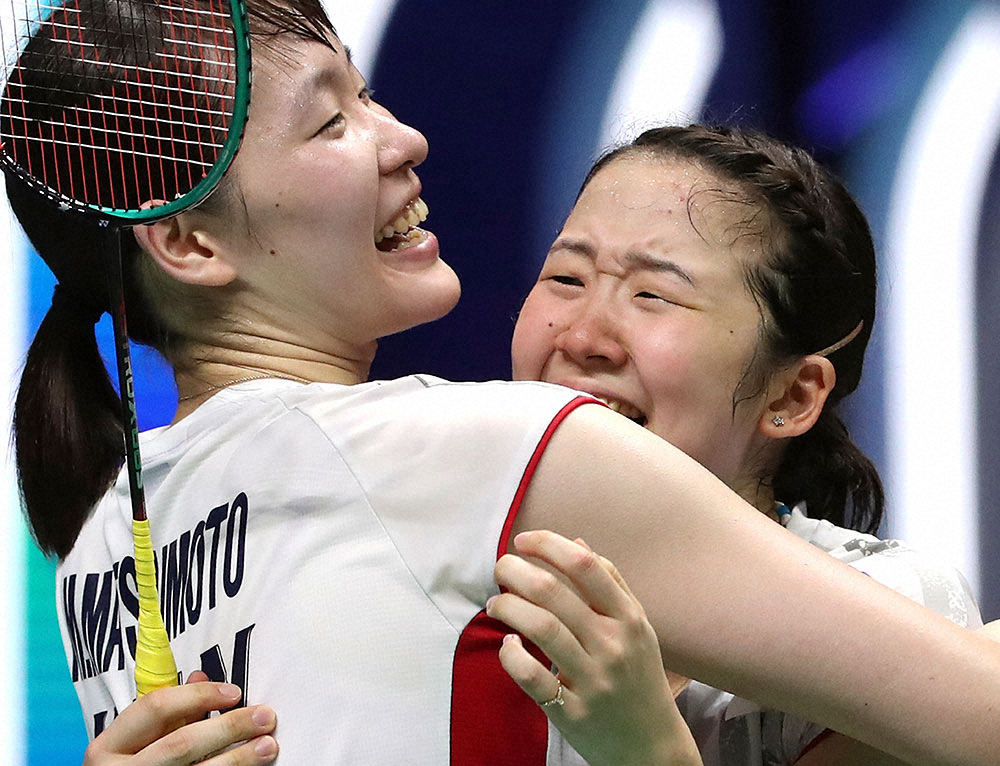 【画像・写真】昨年の世界選手権で優勝を決めて抱き合って喜ぶ（AP）