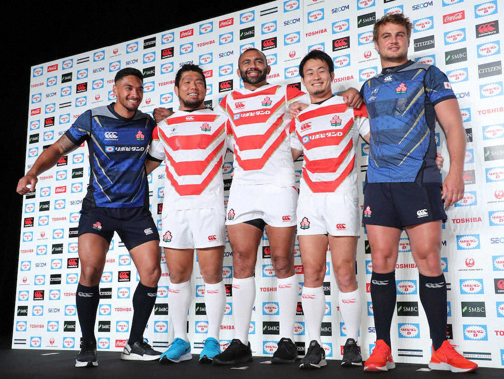 ラグビー日本代表の新ジャージーを着用し、笑顔の（左から）ラファエレ、堀江、リーチ、福岡、ファンデルヴァルト（撮影・吉田　剛）