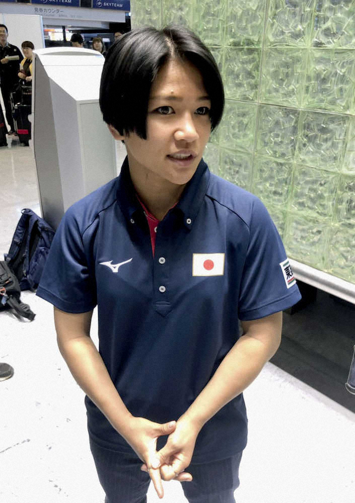 柔道のグランプリ大会への出発を前に、取材に応じる女子48キロ級の渡名喜風南