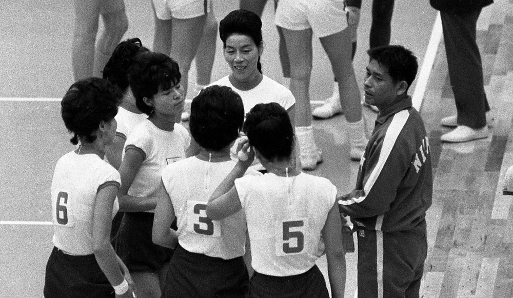 64年、東京五輪女子バレー決勝で大松監督の話を聞く日本代表の選手たち