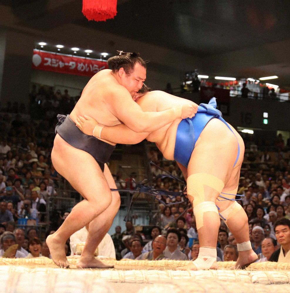 鶴竜が11戦全勝、１敗で追う白鵬　高安休場で４大関全休場