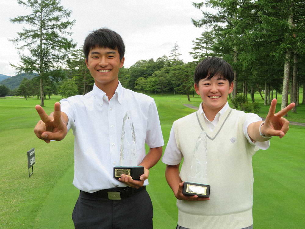 関東高校ゴルフ男女個人優勝の鈴木（左）と岩井明　　　　　　　　　　　　　　　　　　　　　　　　　　　　　　　