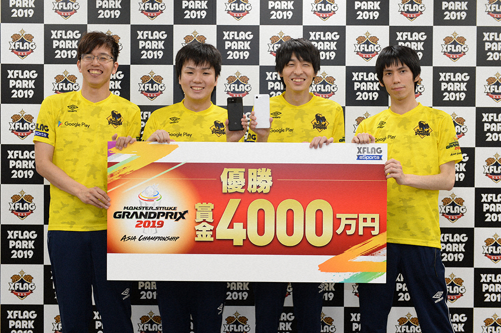 優勝賞金4000万円を獲得したどんどんススムンガ（左から）ぴよまる、グヲタ、おりがみ、ごーず