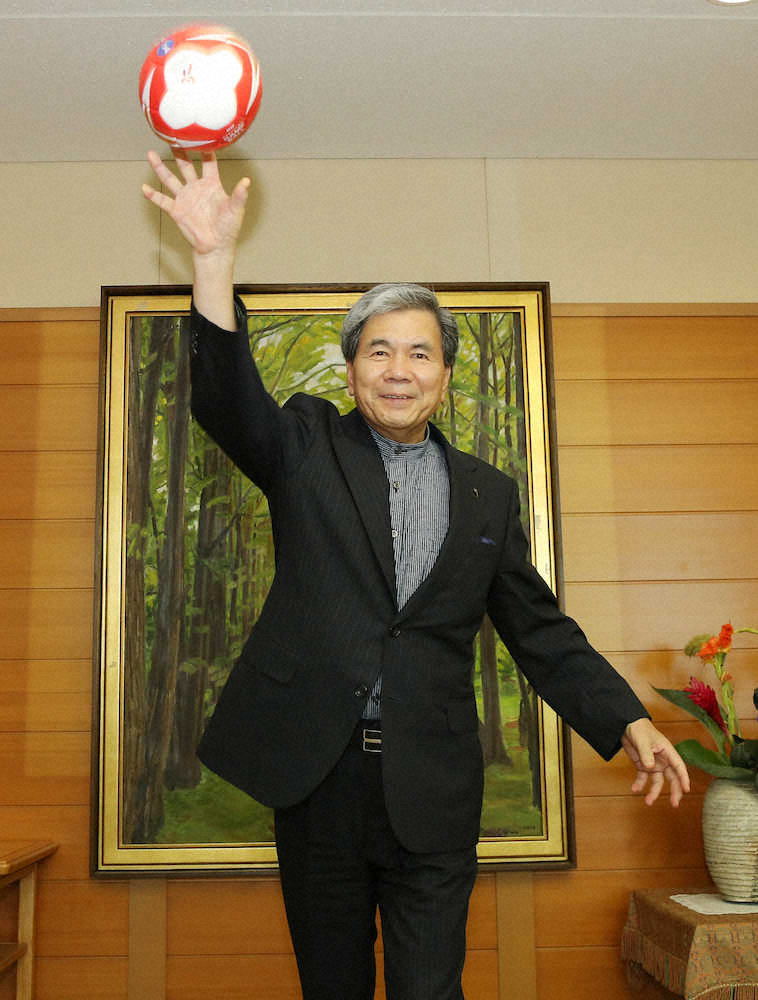 ハンドボール公式球を投げる蒲島・熊本県知事（撮影・岡田　丈靖）