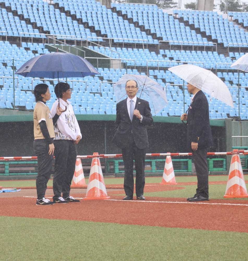 あづま球場を視察した王氏（右から2人目）とソフトボール日本代表の宇津木監督（左から2人目）