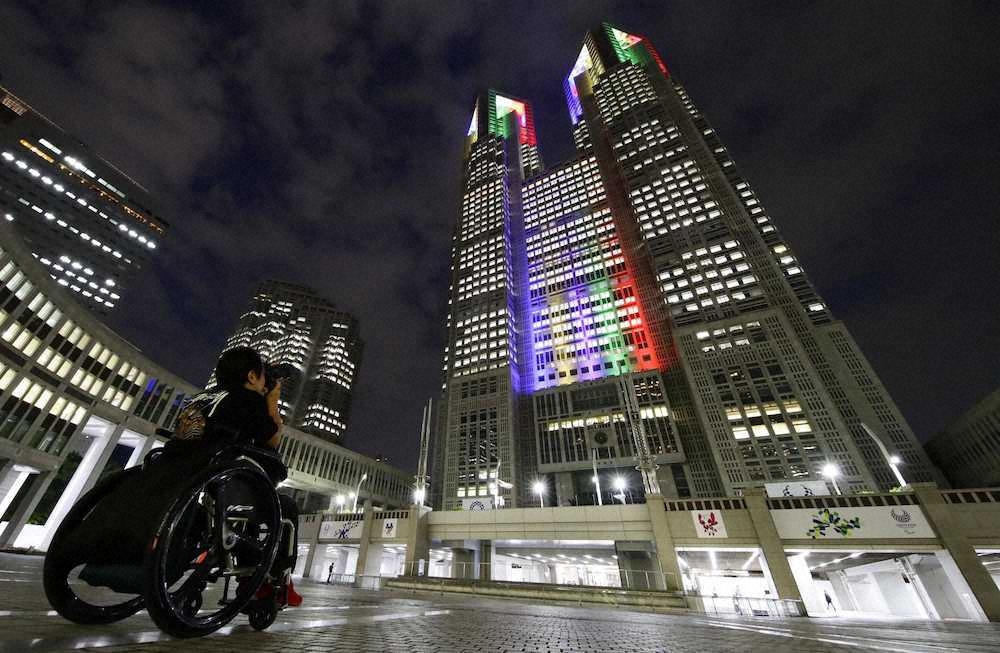 【画像・写真】東京駅でカウントダウン開始、都庁は5色ライトアップ