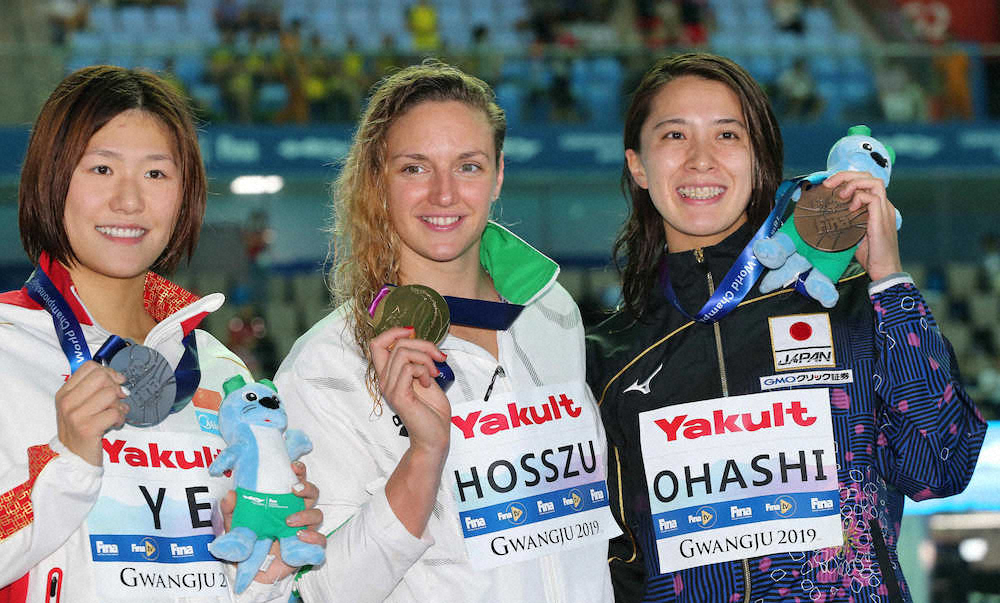 ＜世界水泳光州2019＞女子400メートル個人メドレー表彰、メダルを手に笑顔を見せる大橋（右）中央が金メダルのホッスー（撮影・会津　智海）