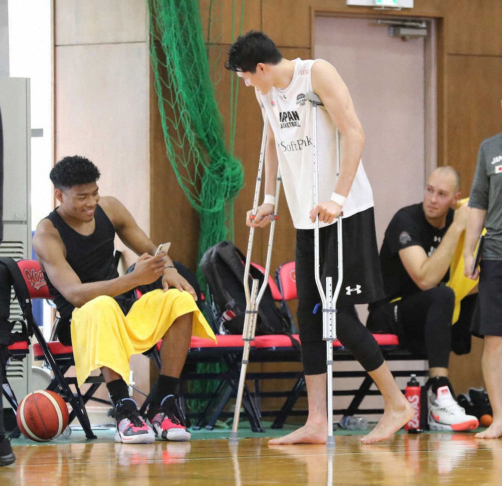 バスケットボール男子日本代表・公開練習　松葉づえで練習場を後にする渡辺雄（中央）は八村と言葉を交わす＝右はファジーカス（撮影・吉田　剛）