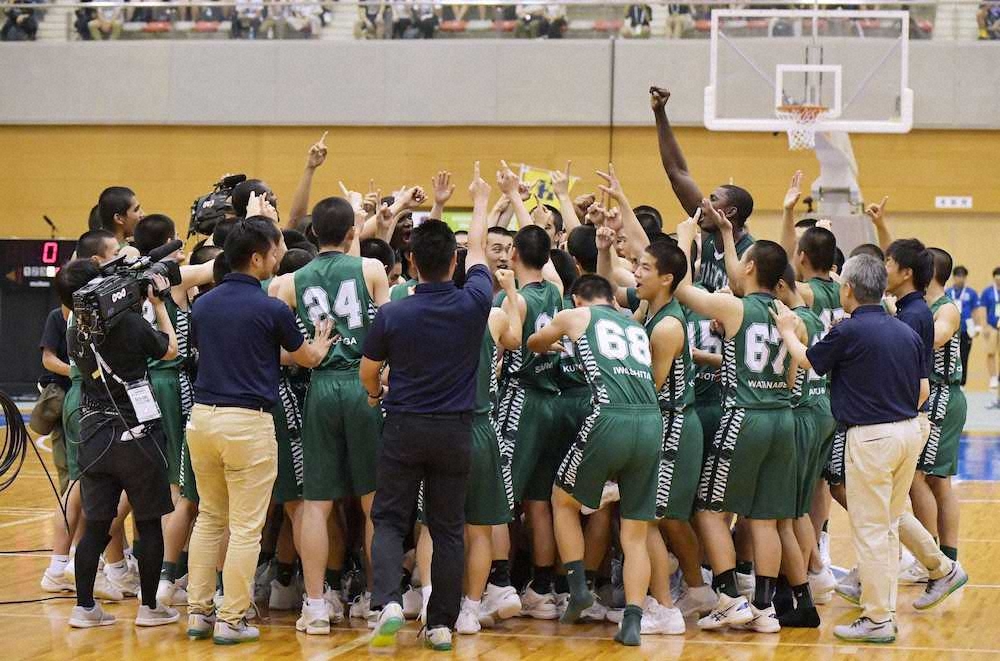 全国高校総体・バスケ男子　3年ぶり3度目の優勝を決め、喜ぶ福岡第一の選手