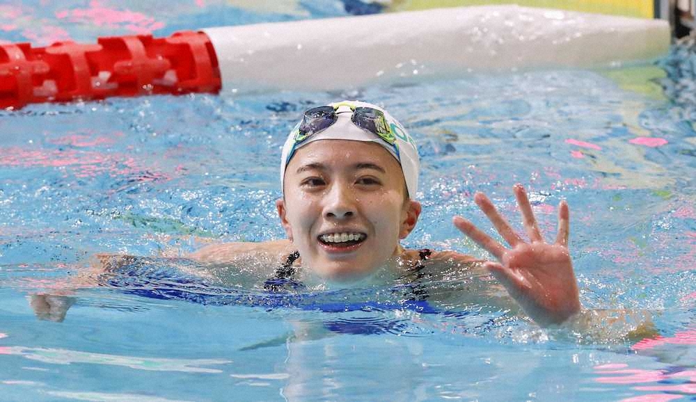 競泳W杯東京大会第2日　女子400メートル個人メドレー決勝で2位に入り、歓声に応える大橋