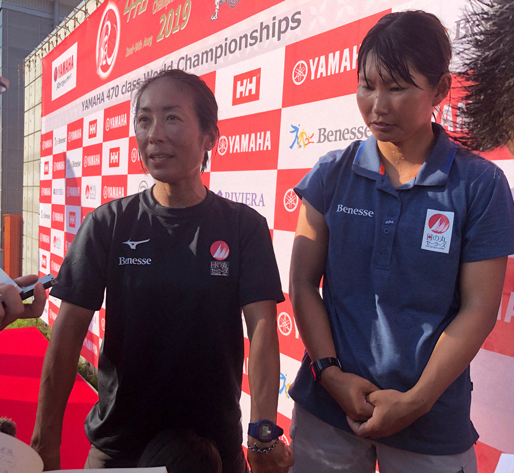 初日のレースは中止となり、取材に応じる吉田（左）と吉岡