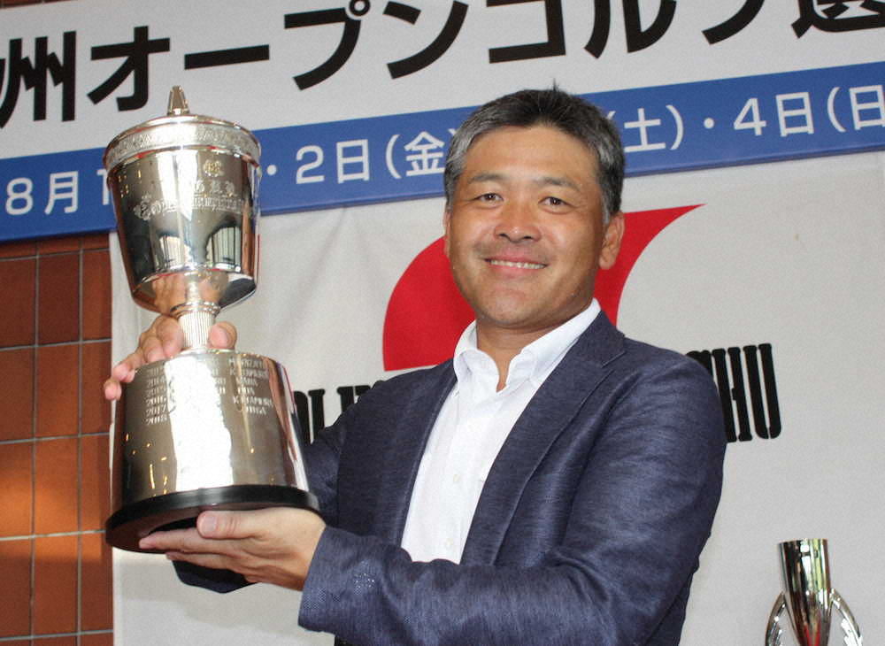 九州オープン最終日、大会の年長優勝記録を更新し、50歳で九州オープン初優勝を決めた手嶋