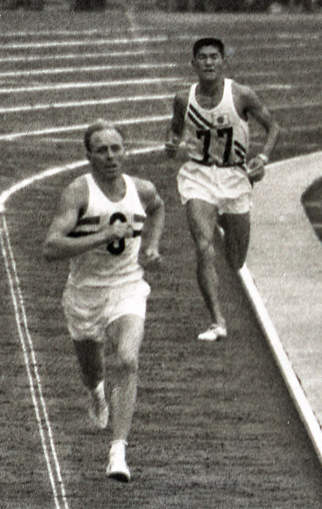 64年東京五輪マラソンで円谷（右）と死闘を演じ銀メダルを獲得したヒートリーさん